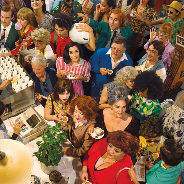 YES! we’re OPEN: il Calendario Lavazza 2023 è firmato dalla fotografa Alex Prager con la direzione creativa di Armando Testa