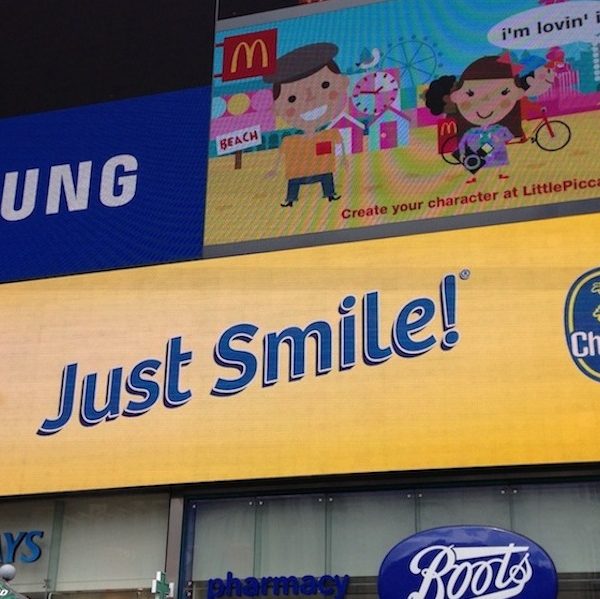 CHIQUITA AND ARMANDO TESTA BRING A SMILE TO PICCADILLY CIRCUS