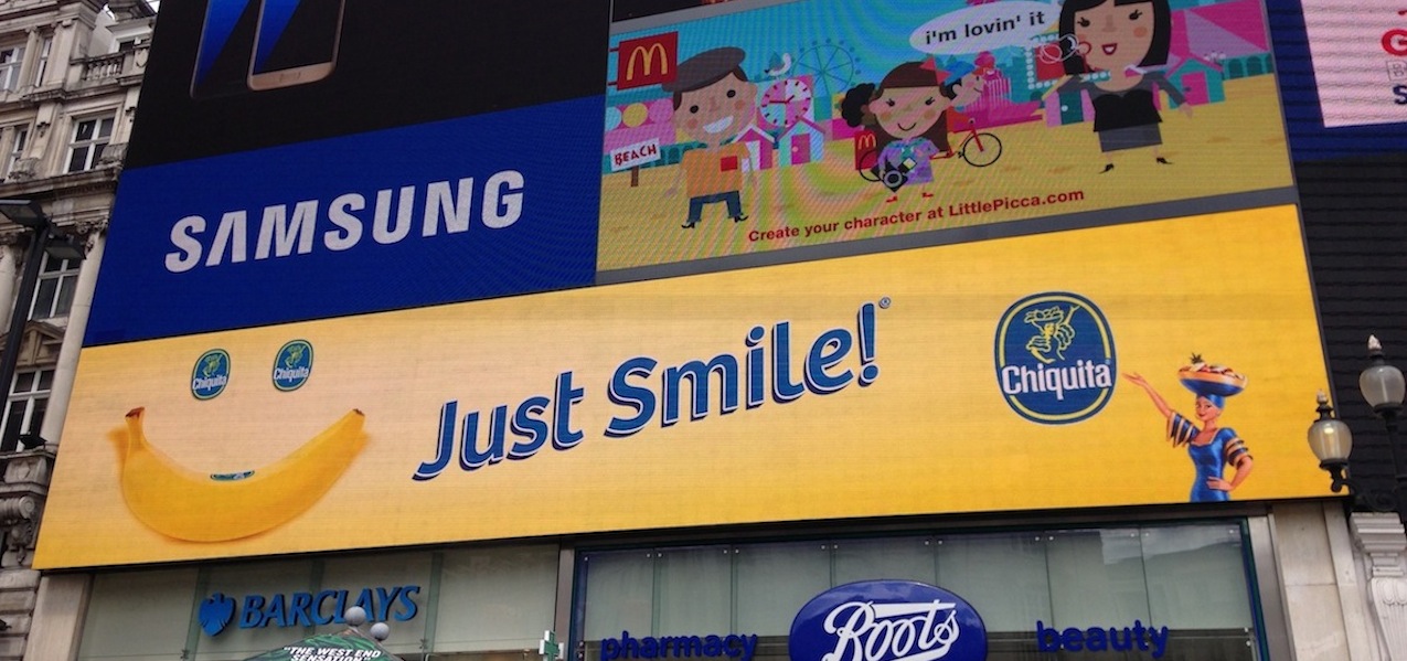 CHIQUITA AND ARMANDO TESTA BRING A SMILE TO PICCADILLY CIRCUS