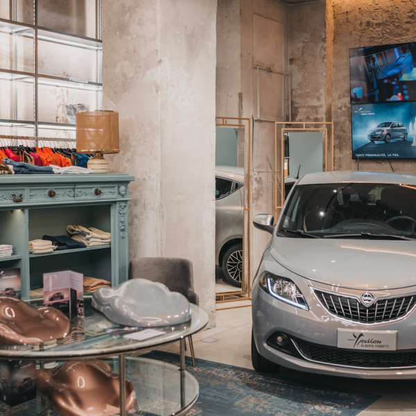 Nuova Lancia Ypsilon Alberta Ferretti di scena alla Milano Fashion Week svela i segreti del suo spot firmato Armando Testa