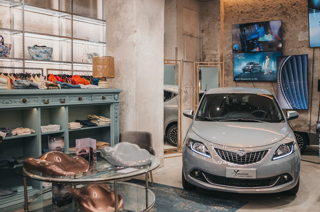 Nuova Lancia Ypsilon Alberta Ferretti di scena alla Milano Fashion Week svela i segreti del suo spot firmato Armando Testa